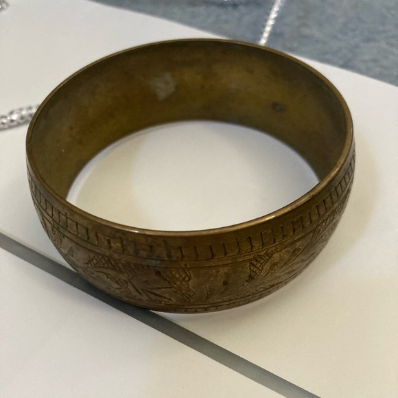 Vintage wide bangle bracelet with a print on it - Picture 3 of 8